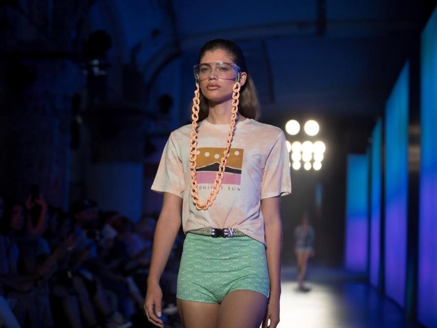 Modelo con gafas y 'total look' de Escorpion.