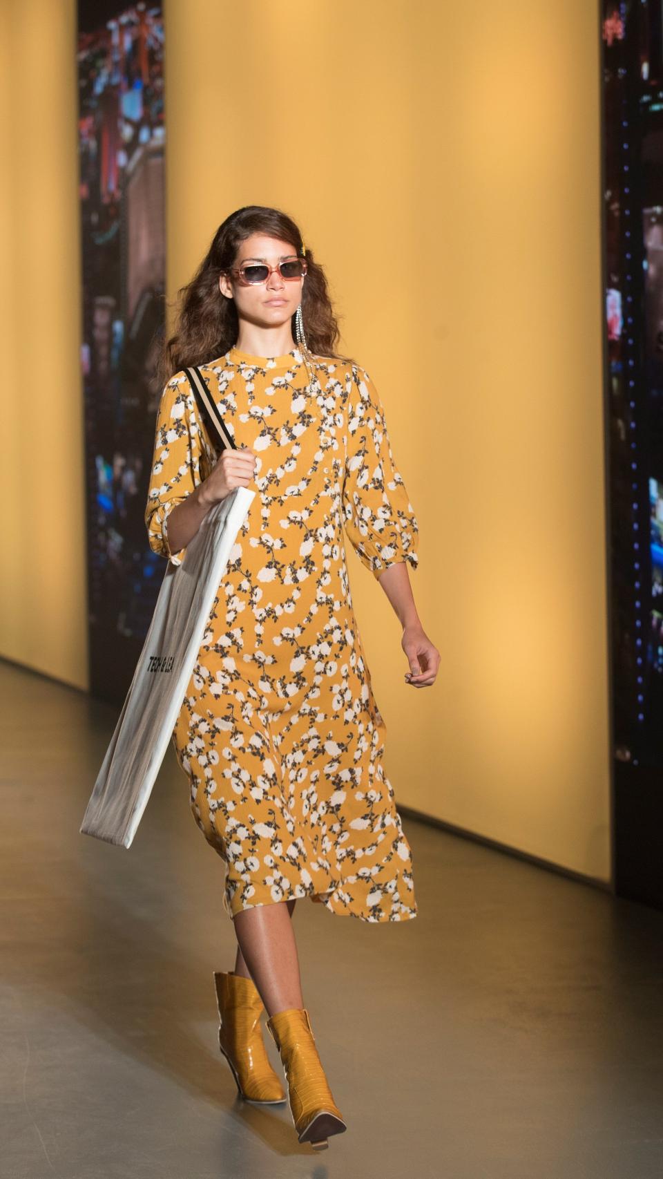 Modelo desfilando por la firma Theo&Lea.