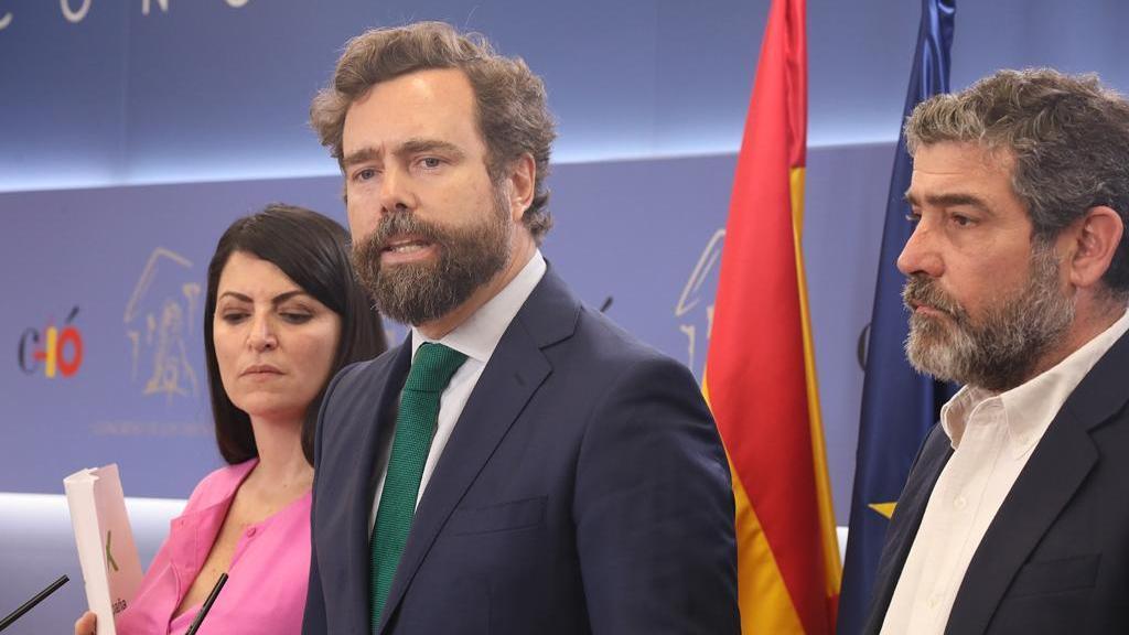 Iván Espinosa de los Monteros, entre Macarena Olona y Enrique Cabanas, en la sala de prensa del Congreso.