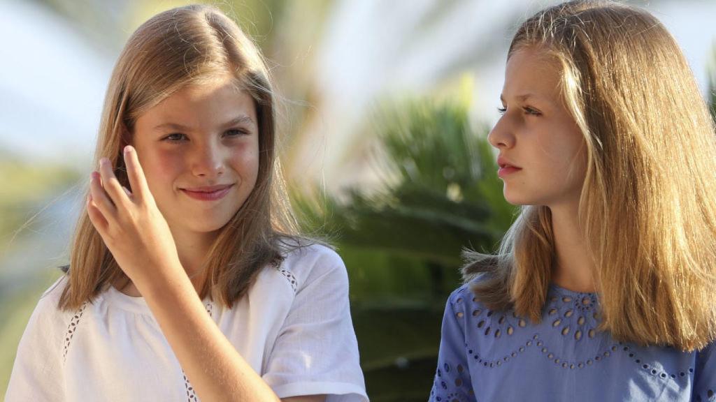 La infanta Sofía y la princesa Leonor en el Palacio de la Almudaina en Palma.