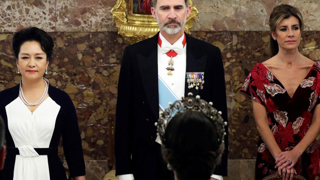 La primera dama de China junto al rey Felipe y Begoña Gómez.