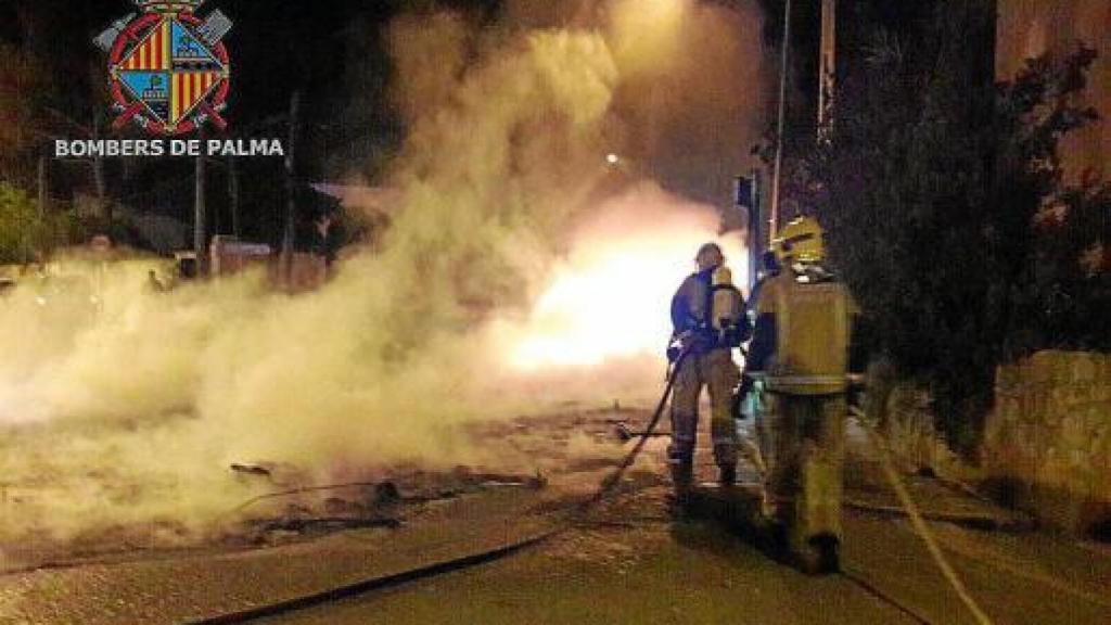 Los bomberos sofocando uno de los incendios