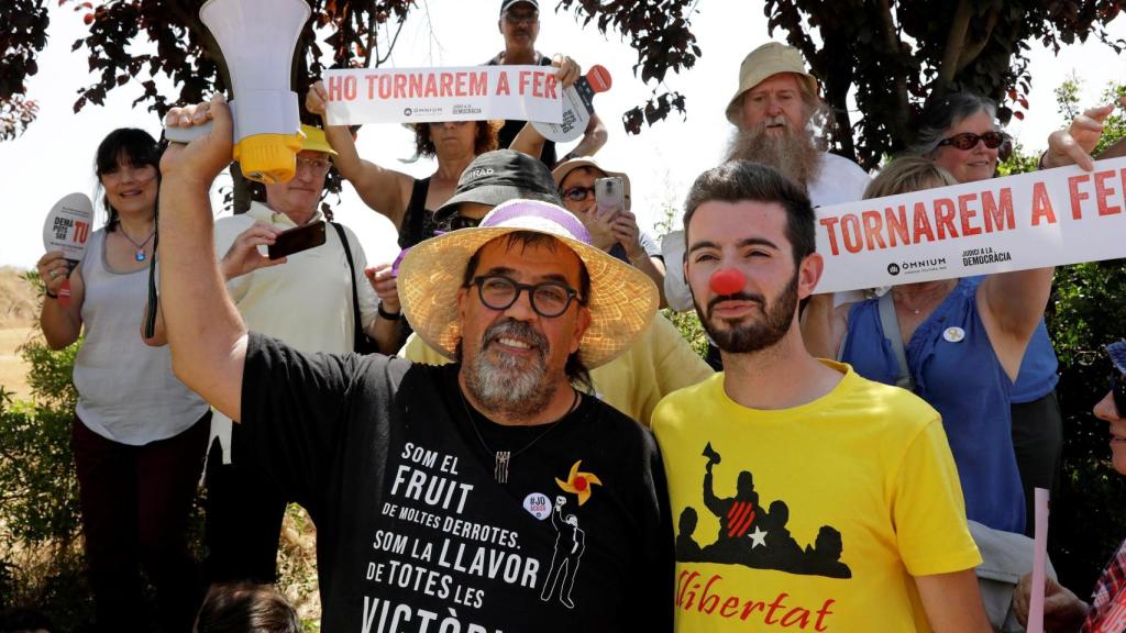 Simpatizantes de los presos a las puertas de Lledoners para recibirlos.