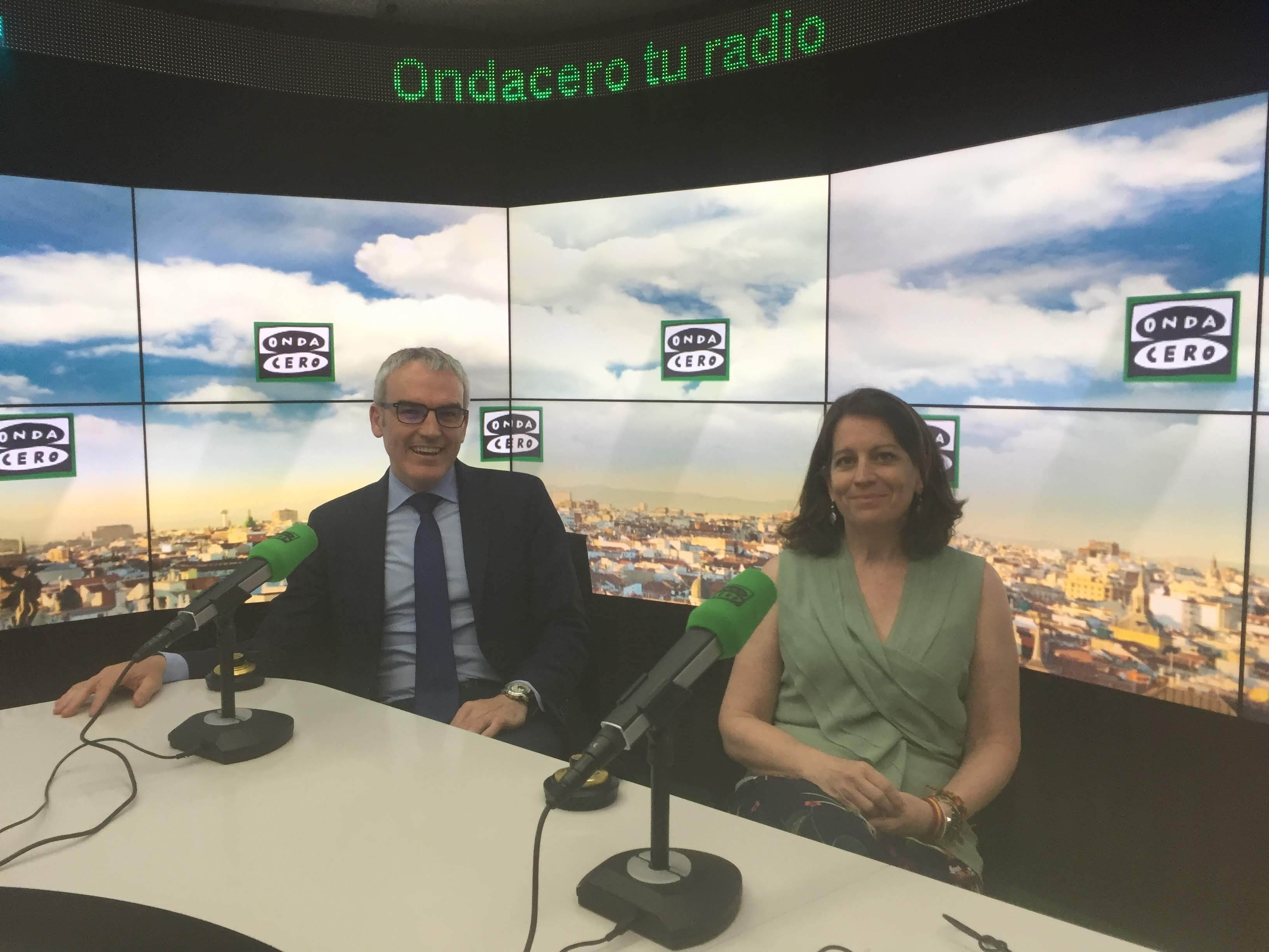 Javier Fernández y Carmen Alonso durante el programa.