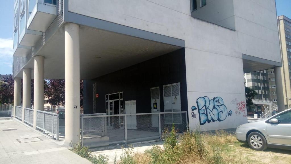 La casa está a escasos metros de la ronda de Outeiro y del pabellón de la Sagrada Familia.