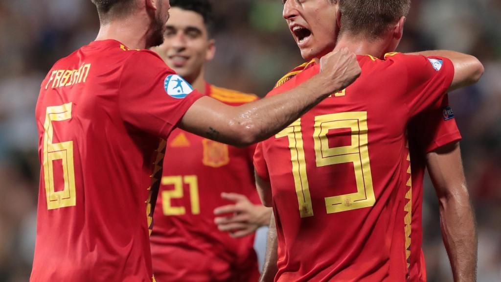 Oyarzabal celebra un gol contra Francia con sus compañeros de la sub21. Foto: Twitter (@UEFAcom_es)