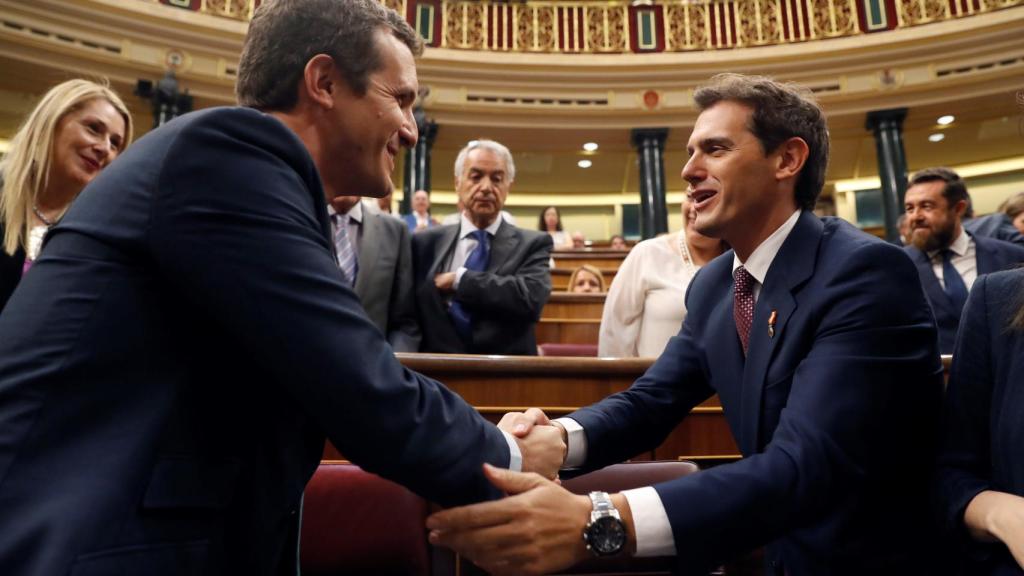 Los líderes del PP y Ciudadanos, Pablo Casado y Albert Rivera, durante el homenaje a las víctimas del terrorismo.
