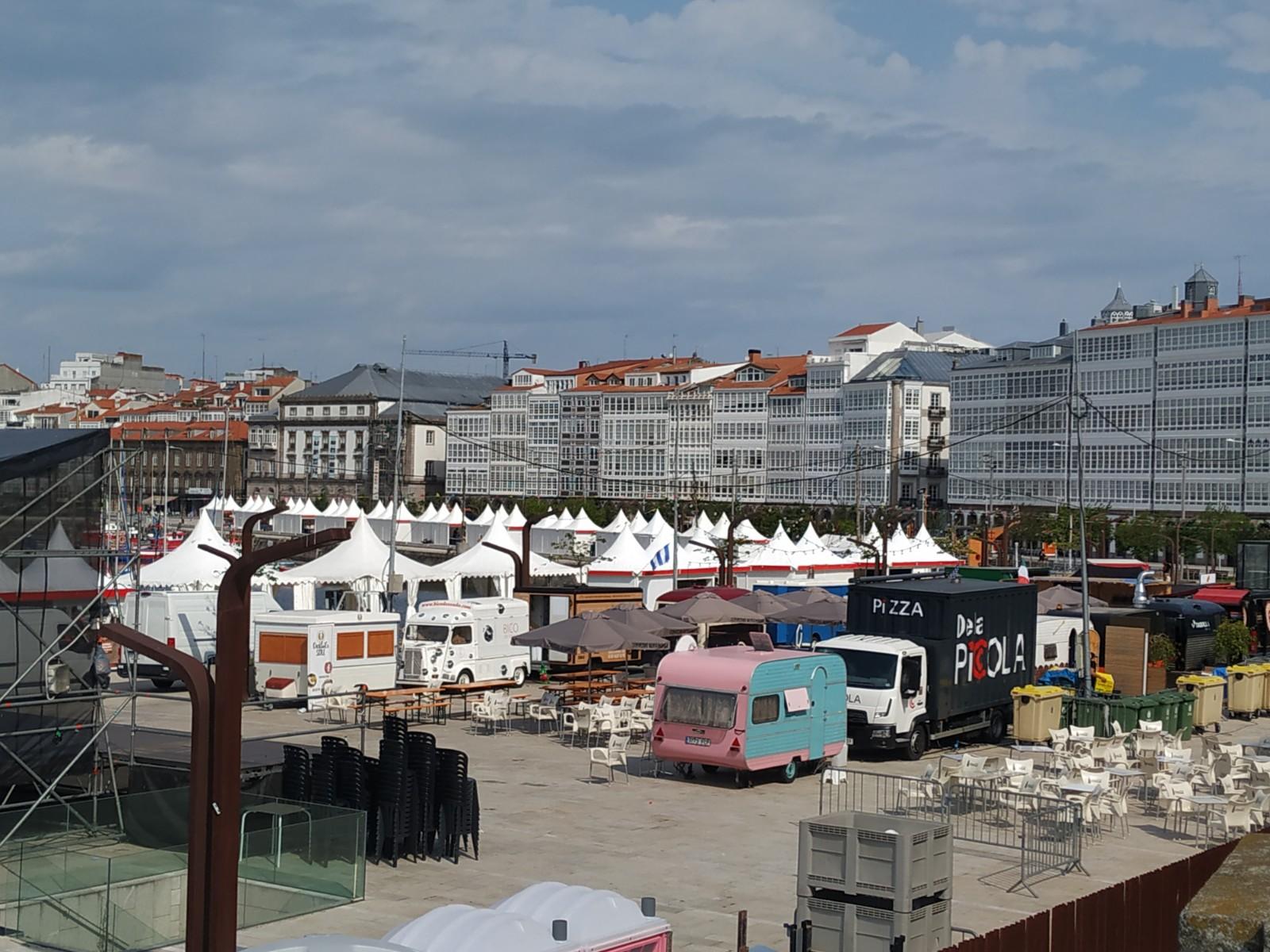 Vista de la feria de artesanía y los foodtruck en el Parrote