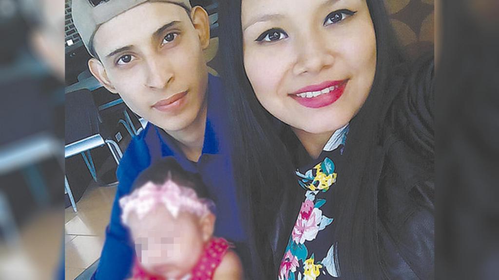 La pareja, con su hija en El Salvador, en una fotografía  reciente.