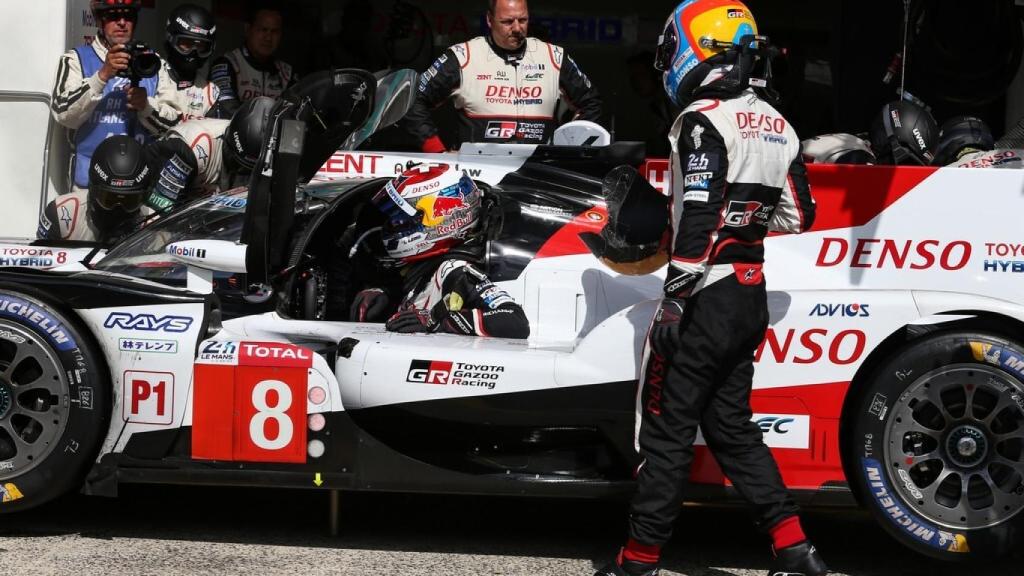 Fernando Alonso subiéndose al Toyota durante las 24 Horas de Le Mans 2019