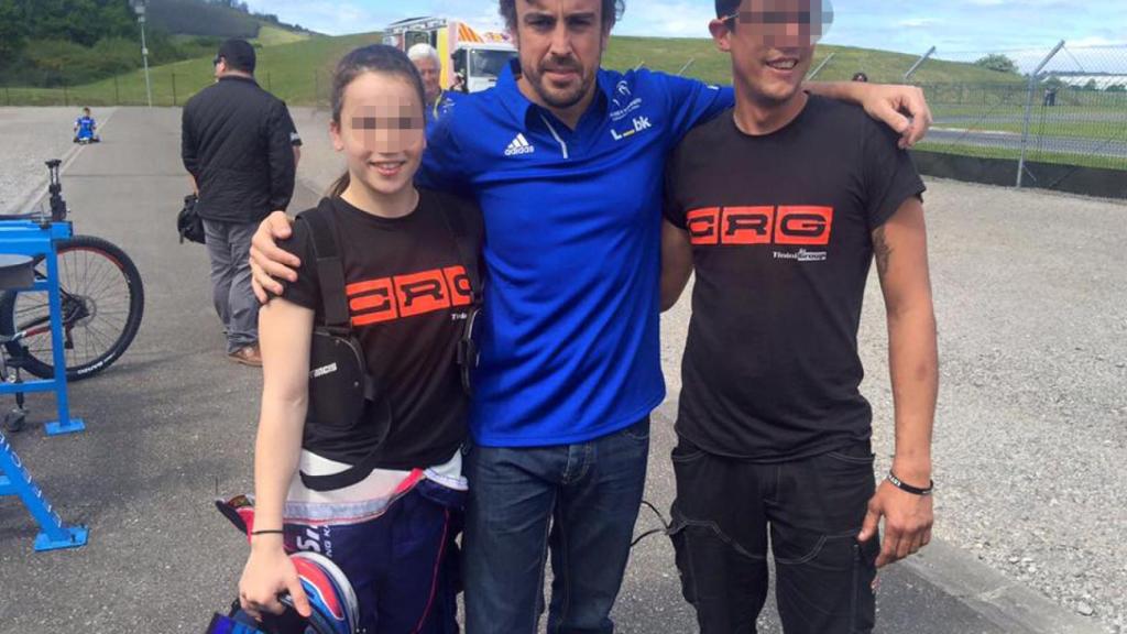 En la imagen, practicando su otra pasión, los karts, y posando con Fernando Alonso.