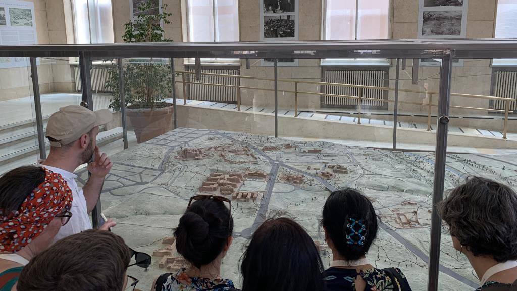 El arqueólogo del CSIC muestra a los expertos extranjeros una maqueta sobre las trincheras cavadas en CIU durante la guerra.