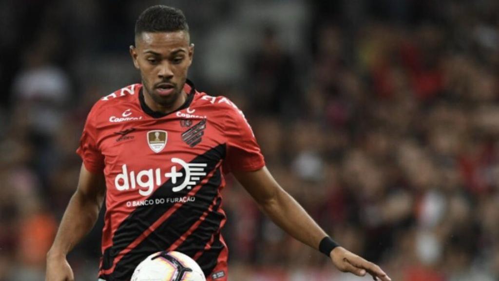 Renan Lodi durante un partido. Foto: Twitter (@renan_lodi)