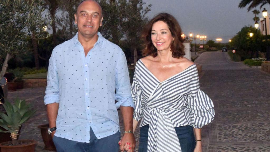 Ana Rosa Quintana y su marido Juan Muñoz disfrutando de las vacaciones.
