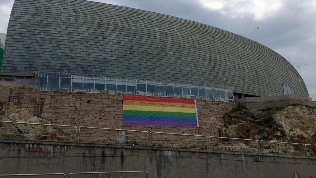 La Domus luce la bandera LGTBQI+