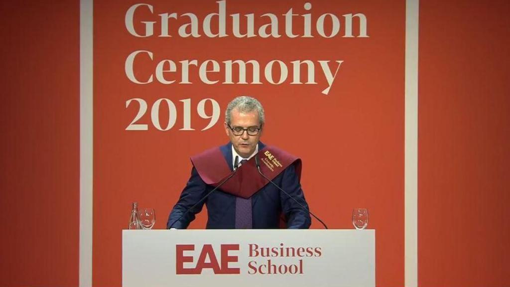 Pablo Isla durante el discurso de graduación