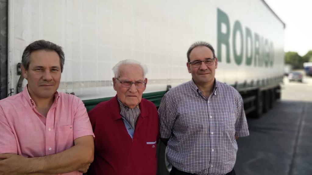 Javier, José Luis padre y José Luis hijo. La familia posa delante de un camión Rodrigo.