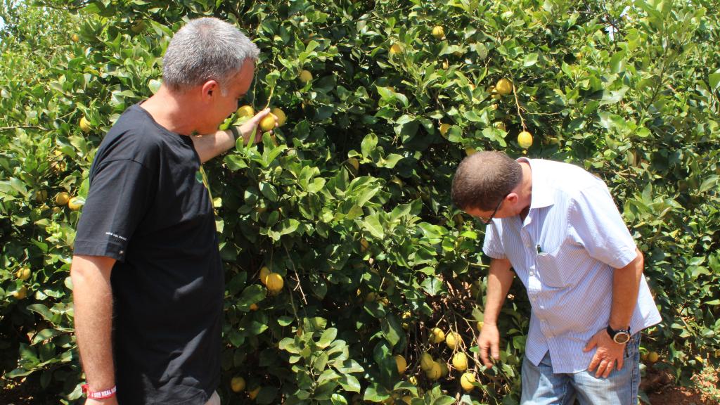 Luis y Antonio, dos de los cuatro técnicos de la finca Hacienda El Pino.