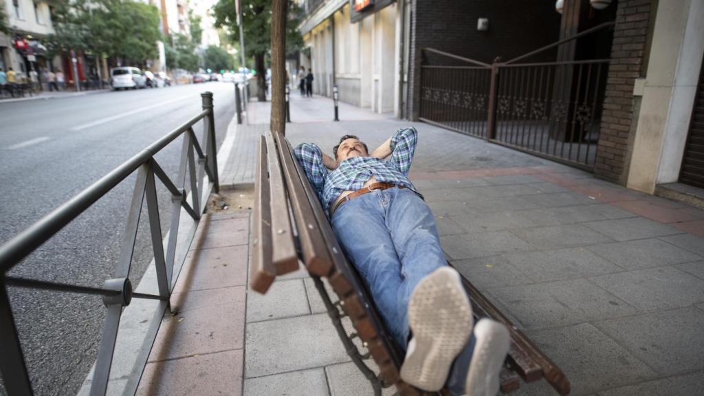 Banco donde César Vea va a hacer la huelga de hambre y a vivir, frente al PSOE