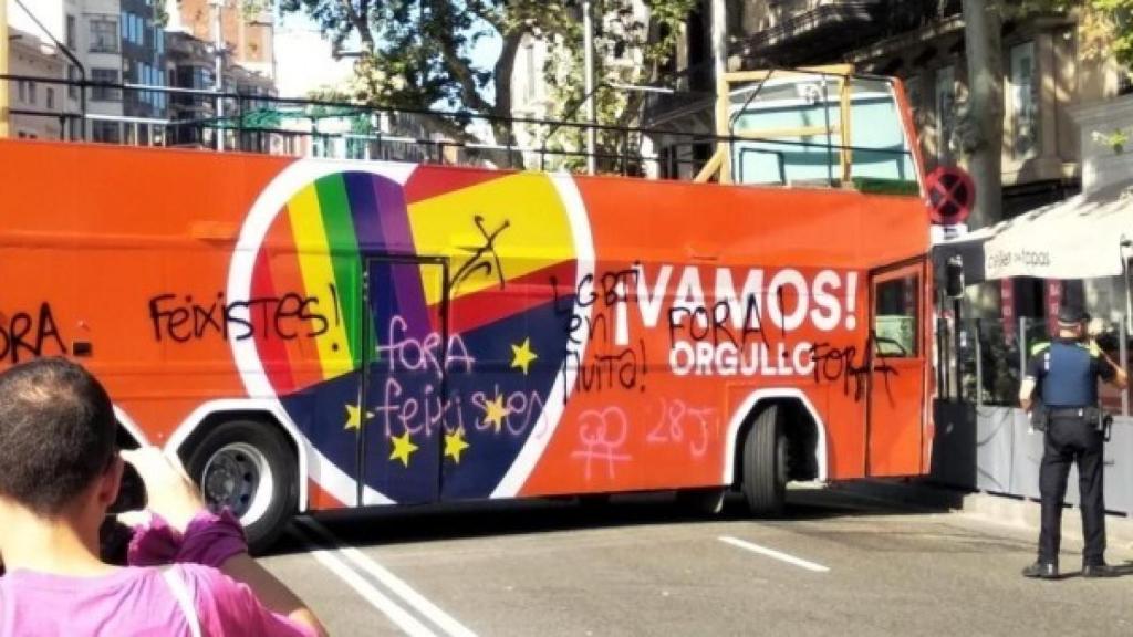 Imagen de uno de los autobuses de Ciudadanos tras el ataque