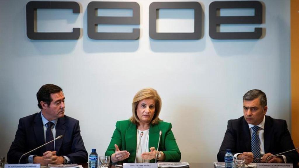 Antonio Garamendi, presidente de CEOE junto a la exministra Fátima Báñez en una imagen de archivo.
