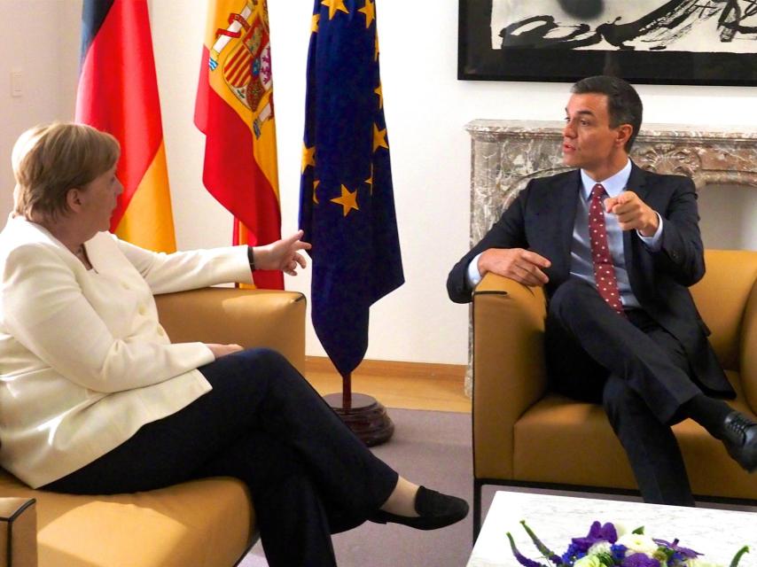 El presidente Sánchez, durante la reunión con la canciller Merkel