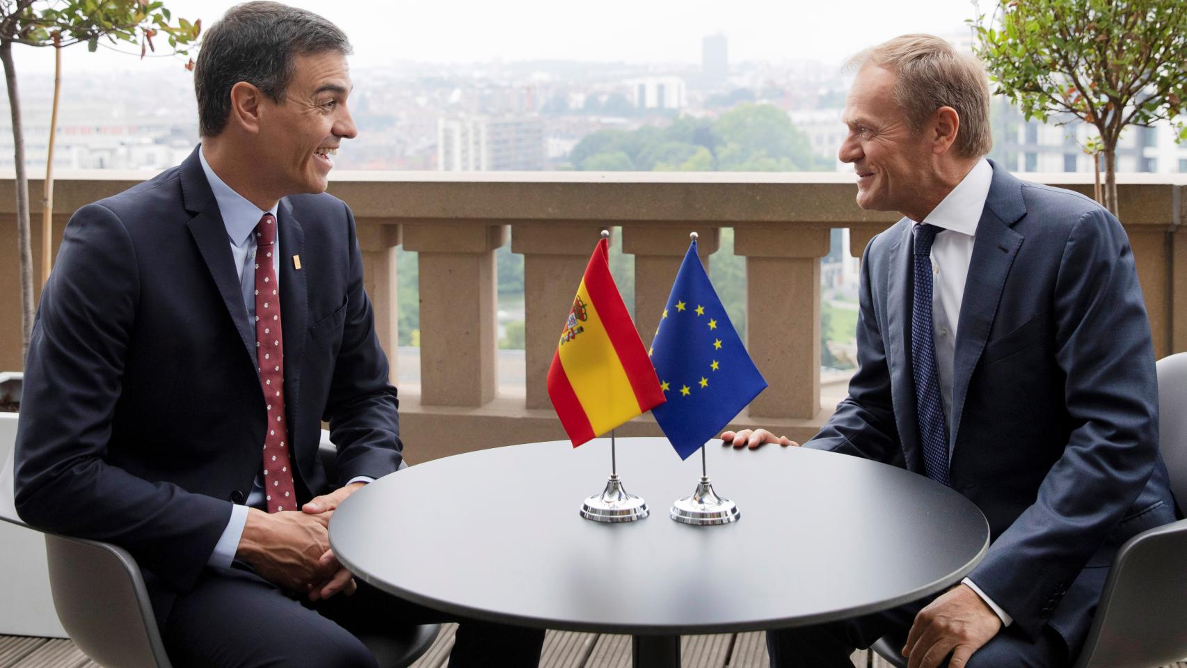 Pedro Sánchez y Donald Tusk reunidos en la cumbre de Bruselas.
