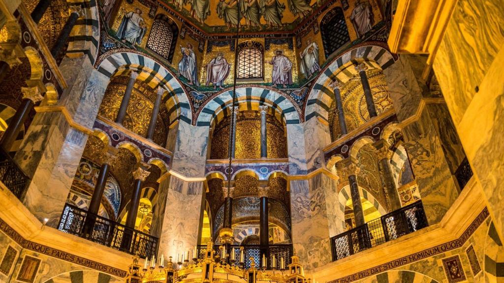 Interior de la catedral de Aquisgrán, en Alemania.
