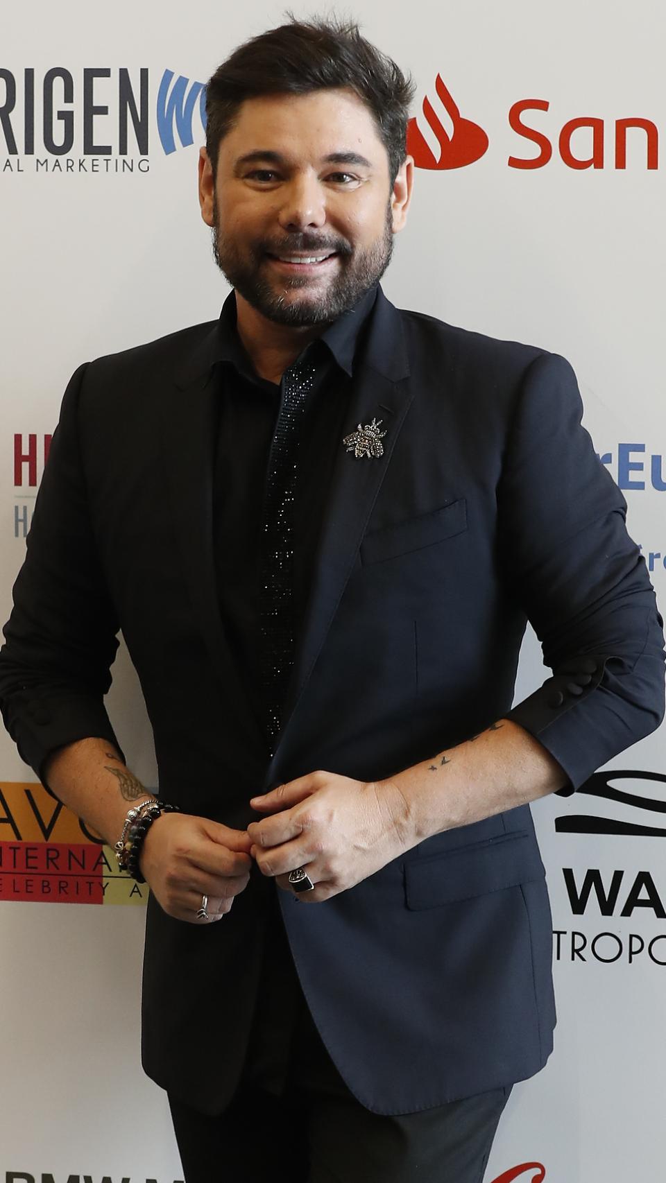 El cantante en el concierto.