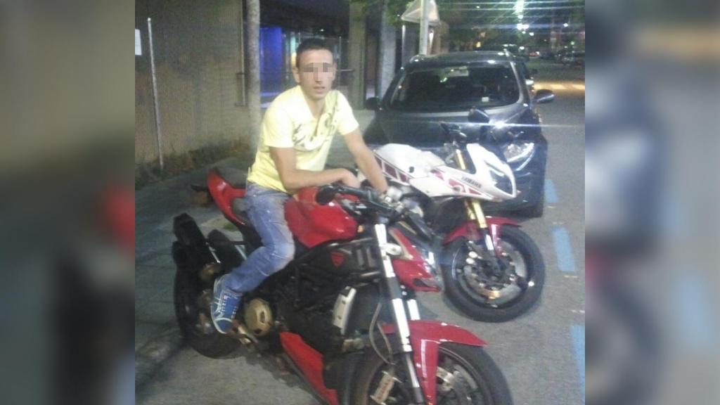 Jorge subido en motos de gran cilindrada, en imágenes que él mismo compartió en su perfil personal de Facebook.