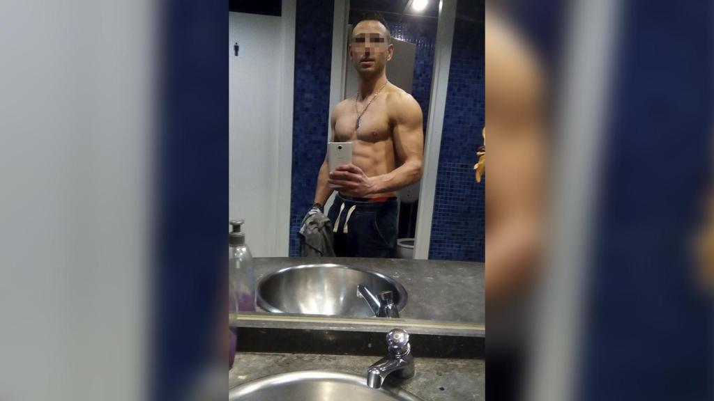 Jorge alardeando de su musculatura en el gimnasio en el que practicaba deporte.