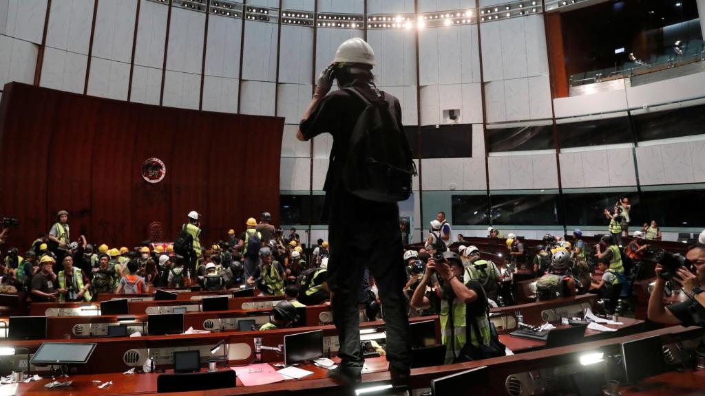 Manifestantes dentro del Parlamento de Hong Kong.