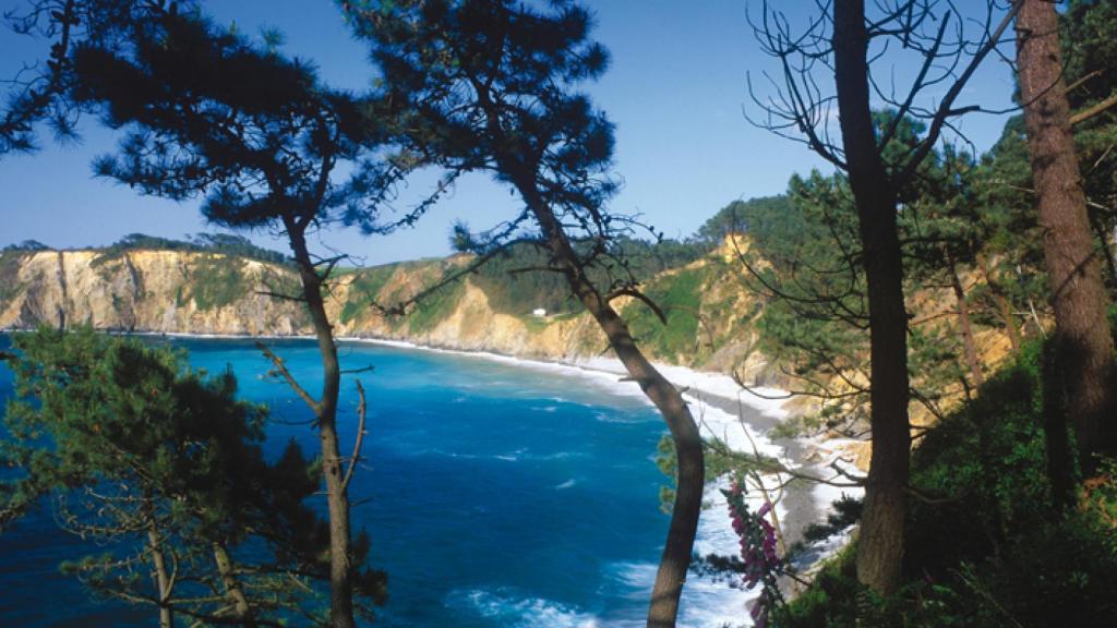La playa de Torbas, donde cayó el coche con los jóvenes.