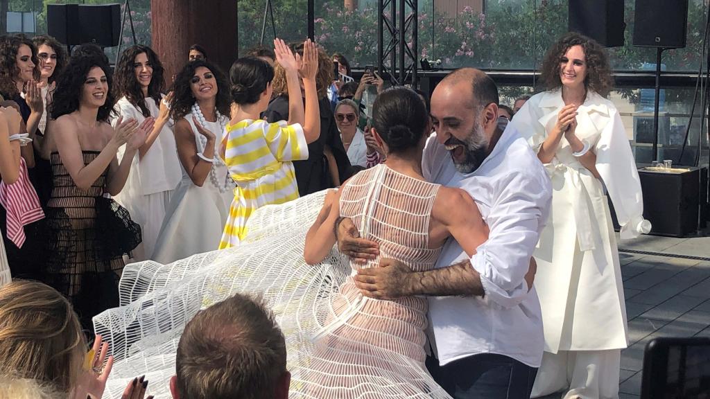 Li junto al diseñador libanés Rabih Kayrouz durante el desfile.