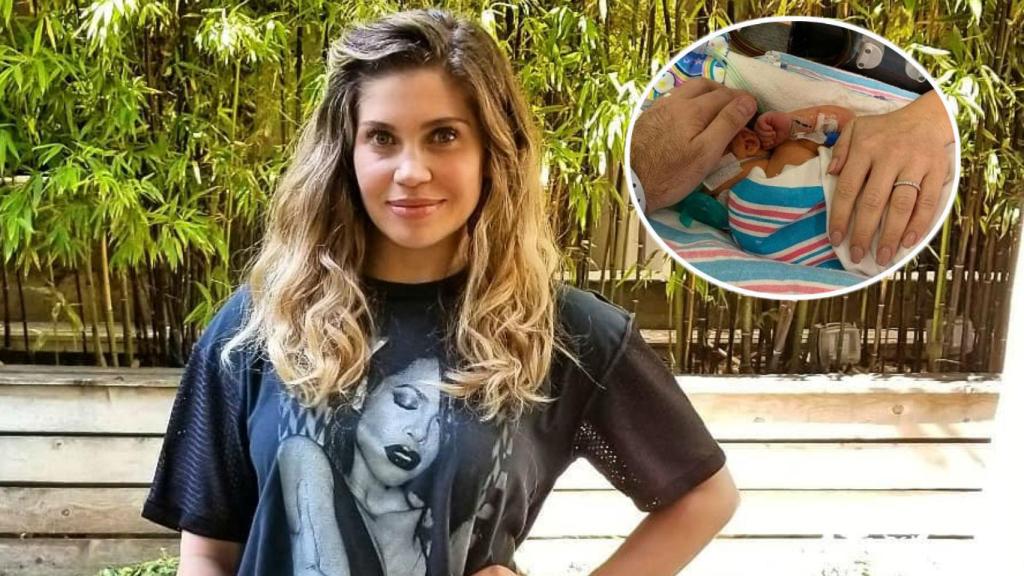 Danielle Fishel en montaje JALEOS junto a su hijo.