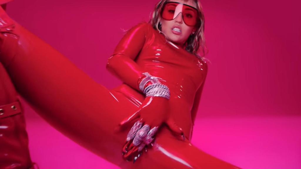 Miley Cyrus en una captura de su último videoclip.