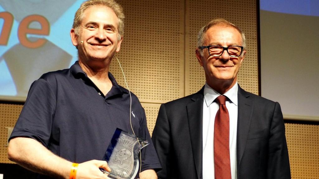 Mike Morhaime recibe el Premio de Honor de Gamelab de José Guirao, ministro de Cultura.