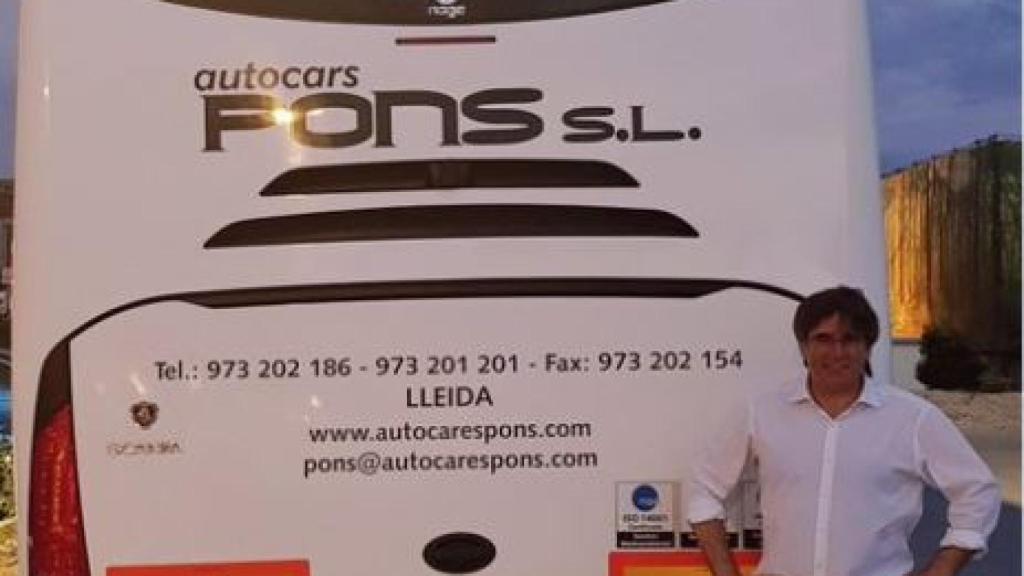 Imagen de Puigdemont frente a un autobús de manifestantes catalanes.