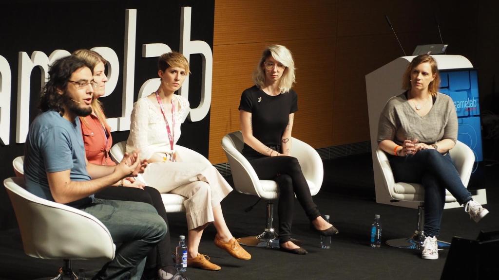 Katie Scott, a la derecha, durante la charla de Gamelab sobre la inclusividad en los videojuegos.