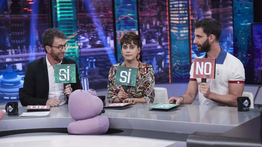 Pablo Motos durante su entrevista con María León y Dani Rovira.