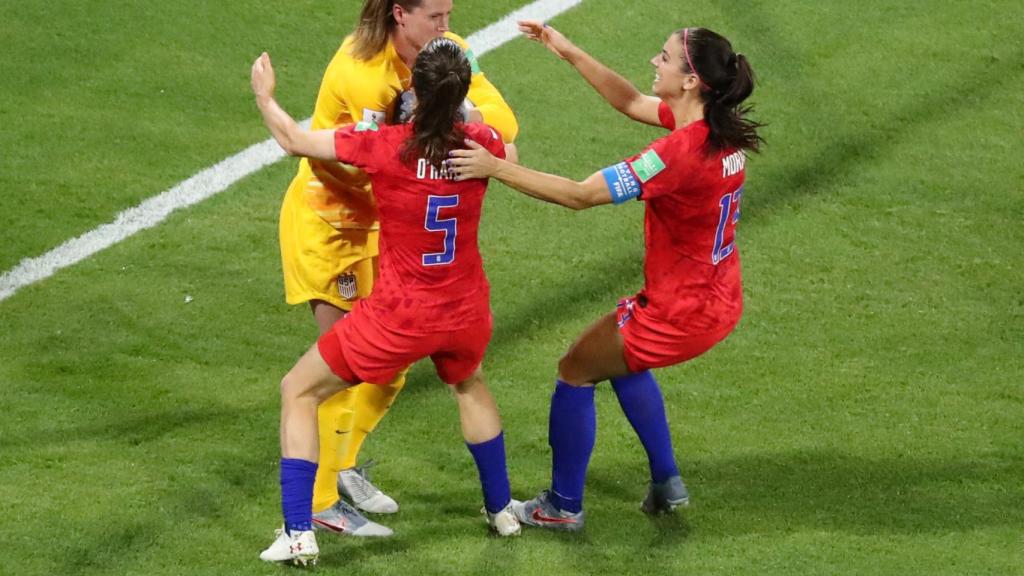 Las futbolistas de la selección de Estados Unidos celebra la parada del penalti