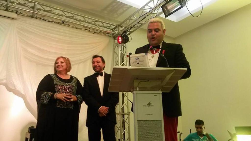 Félix Ramos, ante el atril, con María Rodríguez, presidenta de  Ningún Niño Sin Techo, y José Manuel Parada.