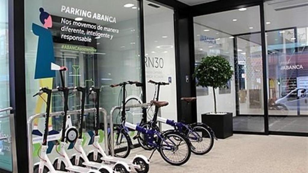 Patinetes eléctricos y bicis que Abanca pone a disposición de sus trabajadores ABANCA
