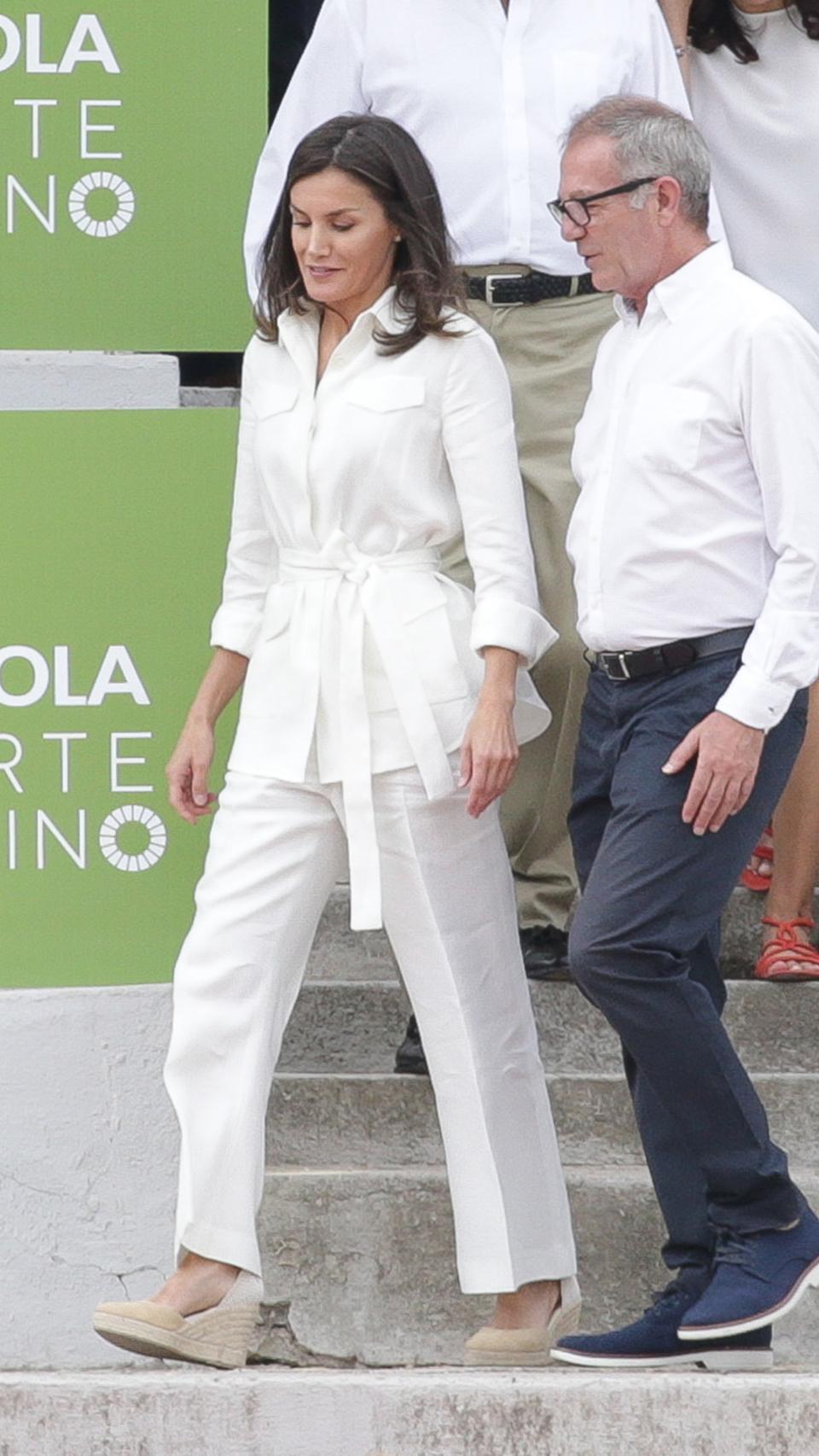 La reina Letizia con 'total white look' en los entrenamientos de la Selección Femenina de Rugby.