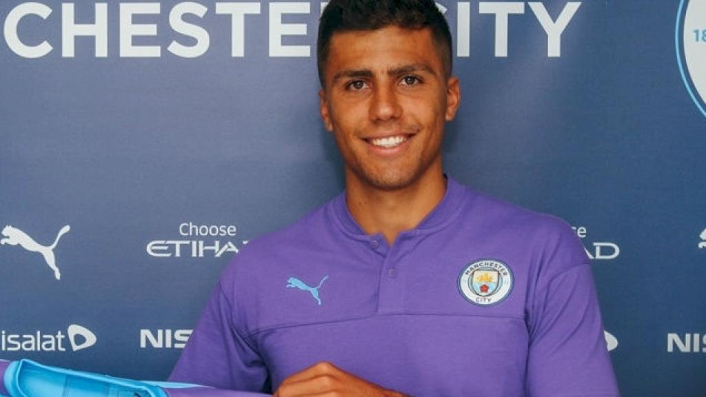 Rodri, posando con la camiseta del City.