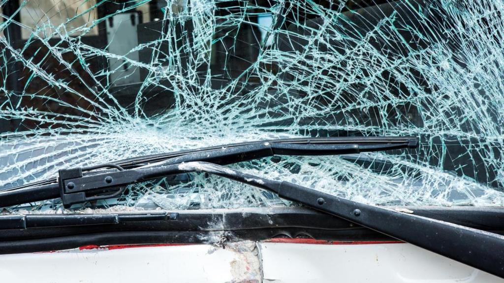 Muere una pareja de A Coruña al chocar su turismo con un camión en Mesía