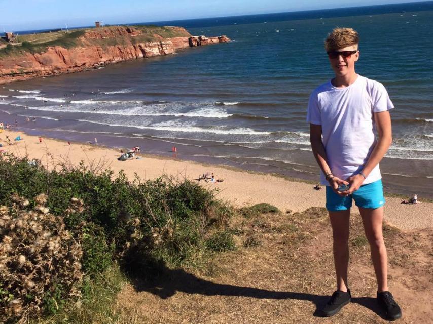 Jayden disfrutando de unos días de playa.