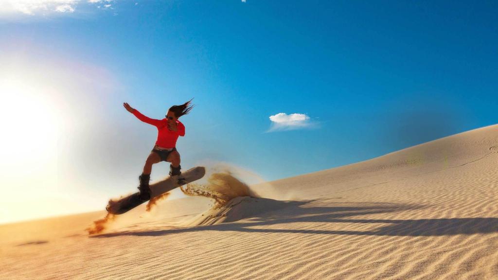 Bajar las dunas en una tabla de snow.