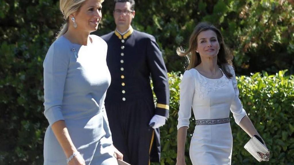 Máxima de Holanda, recibida por Letizia tras aterrizar en la base aérea de Torrejón.