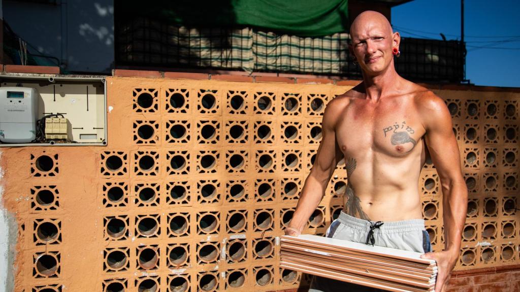 Emilio trabaja en una empresa familiar dedicada a las reformas.